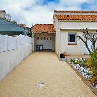 Accès maison et garage en moquette de pierre à Brétignolles-sur-Mer