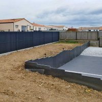 Clôture et cour en béton poreux et graviers décoratifs aux Achards