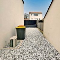 Accès maison en graviers décoratifs aux Achards