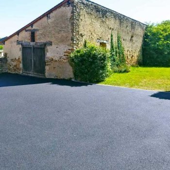 Cour et accès maison en enrobé et pavés, St-Julien-des-Landes