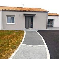 Allée de jardin et accès garage en béton poreux et pavés à Sainte-Foy