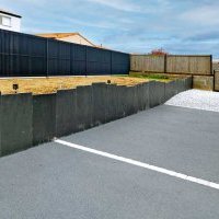 Clôture et cour en béton poreux et graviers décoratifs aux Achards
