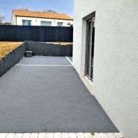 Clôture et cour en béton poreux et graviers décoratifs aux Achards