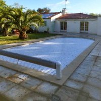 Terrasse de piscine en moquette de pierre à Challans (avant)