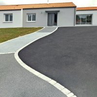 Allée de jardin et accès garage en béton poreux et pavés à Sainte-Foy