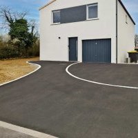 Cour et accès garage en enrobé noir et pavés aux Achards