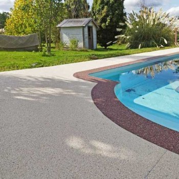 Terrasse de piscine en moquette de marbre