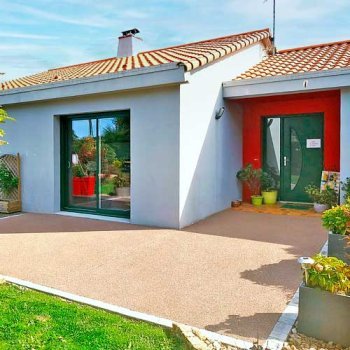 Terrasse et accès maison à Saint-Julien-des-Landes