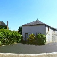 Cour et accès maison en enrobé noir et pavés en chaînettes à Saint-Julien-des-Landes